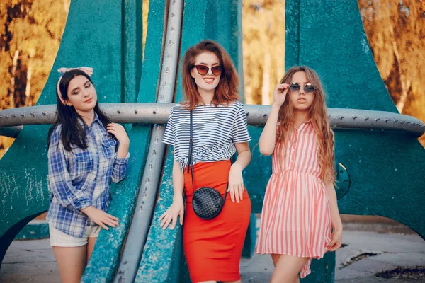 Tres chicas en un paseo —  Fotos de Stock