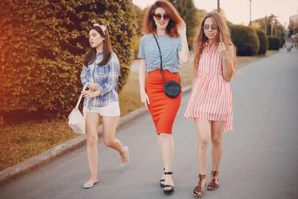 Trois filles en promenade — Photo