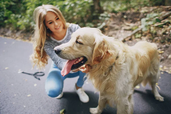 野外を歩いている彼女の犬とのカップル — ストック写真