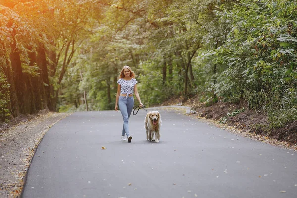Para spaceru na świeżym powietrzu z psem — Zdjęcie stockowe