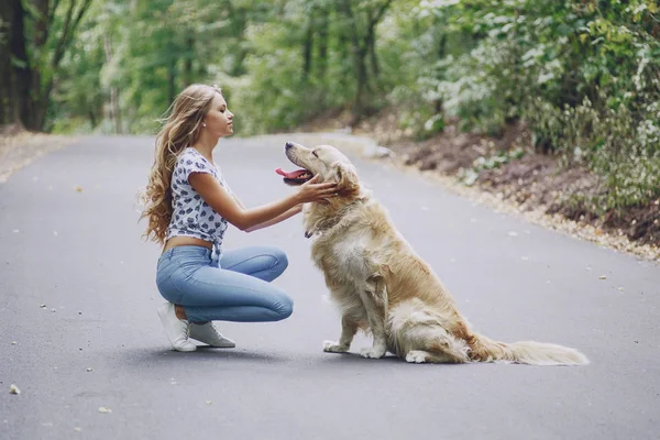 Paar geht mit Hund im Freien spazieren — Stockfoto