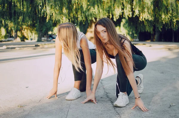 2 人の女の子の運動選手 — ストック写真