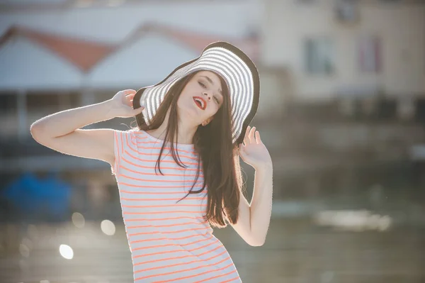 Chica en un vestido rosa — Foto de Stock