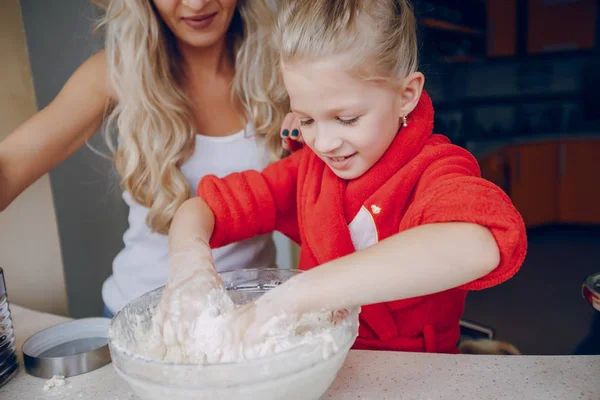 Famiglia in cucina — Foto Stock