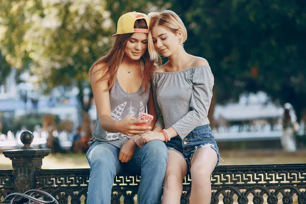 Chicas en la ciudad — Foto de Stock