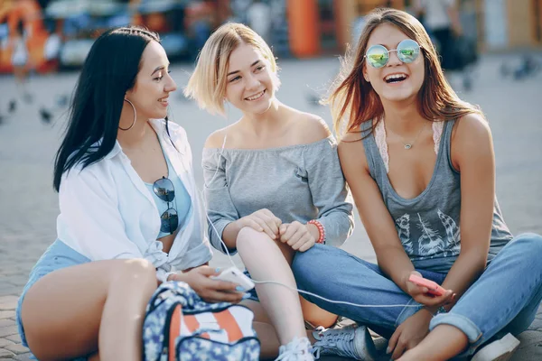 Girls in the city — Stock Photo, Image