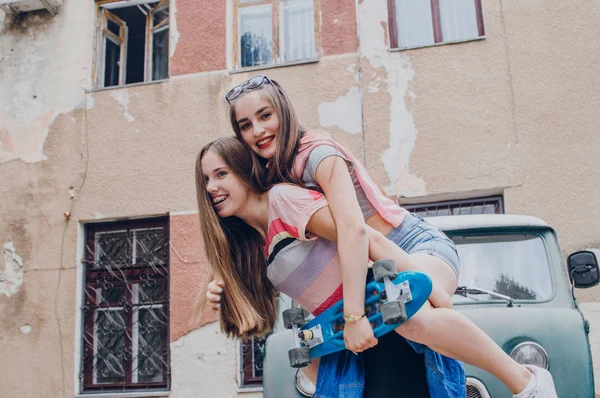 Meisje met schaatsen — Stockfoto