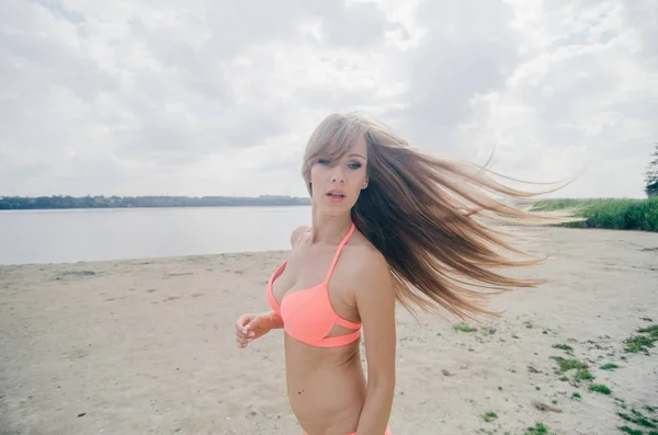 Menina na praia — Fotografia de Stock