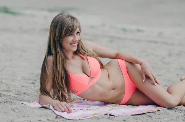 Meisje op het strand — Stockfoto