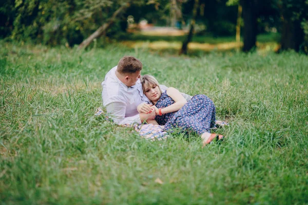 Par i parken — Stockfoto