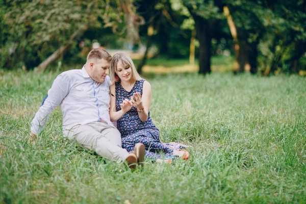 Paar im Park — Stockfoto