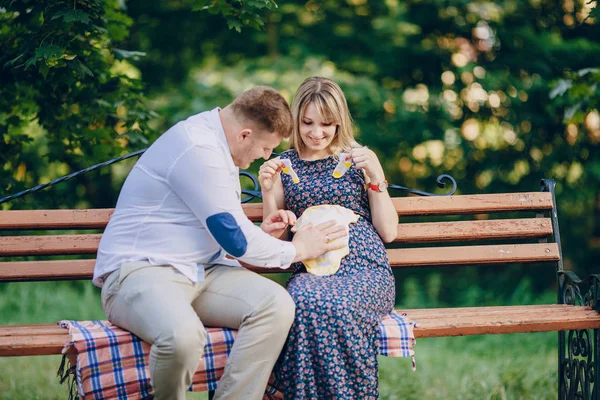 Paar im Park — Stockfoto