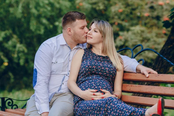 Casal no parque — Fotografia de Stock