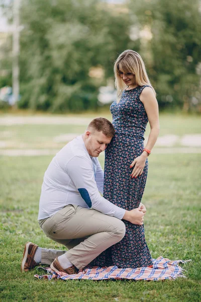 Paar im Park — Stockfoto