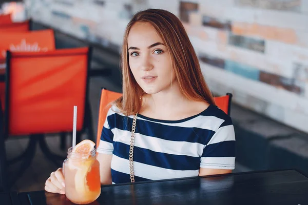 Fille avec un cocktail — Photo