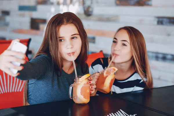 Dívky s koktejly — Stock fotografie