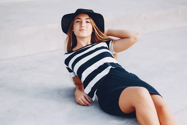 Chica en un sombrero — Foto de Stock