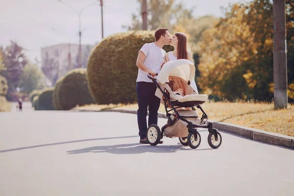 Familj i parken — Stockfoto