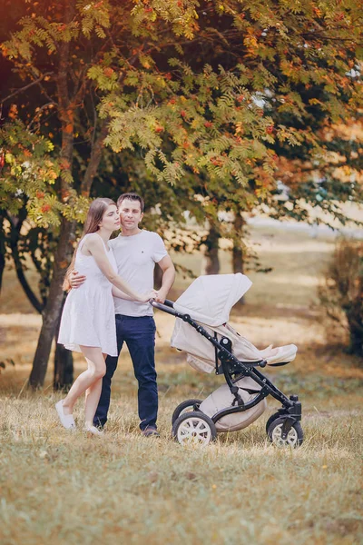 Familia en el parque — Foto de Stock