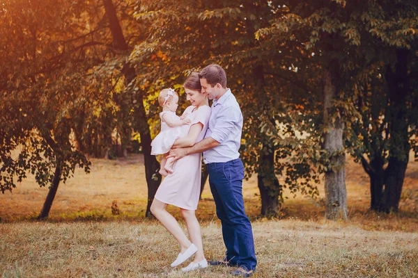 Familia en el parque — Foto de Stock