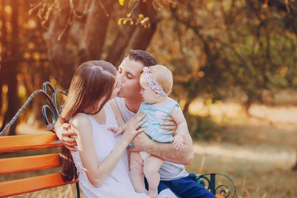 Famille dans le parc — Photo