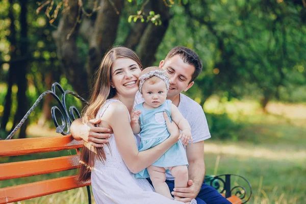 Familia en el parque — Foto de Stock