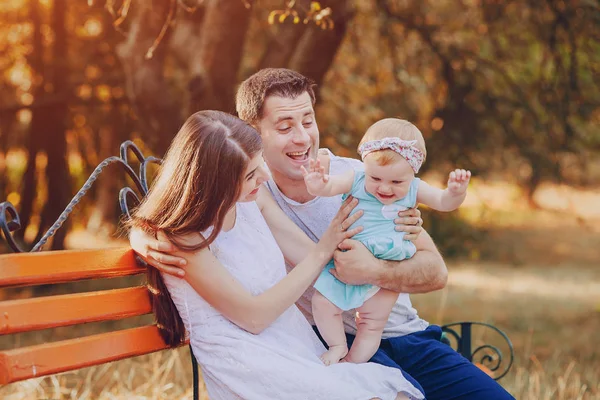 공원에 있는 가족 — 스톡 사진
