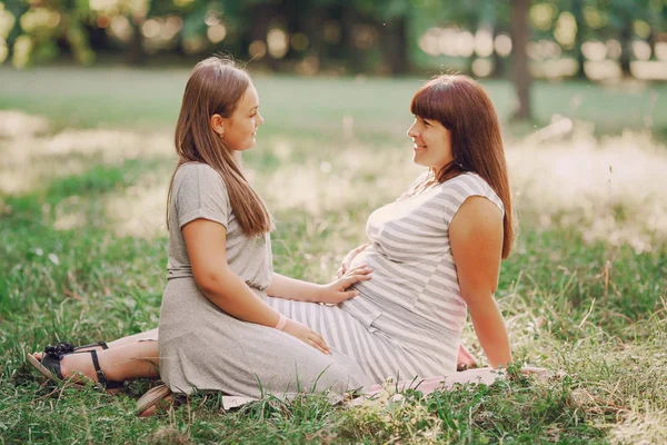 Mère et fille enceintes — Photo