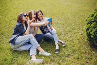 yolda üç güzel kız