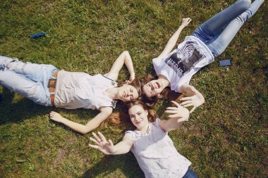 yolda üç güzel kız