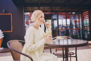 Yürüyüşe çıkmış bir kız