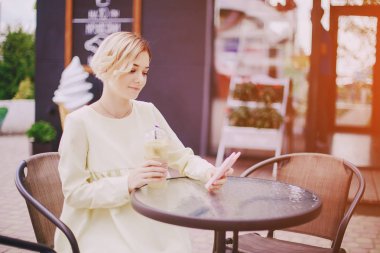 Yürüyüşe çıkmış bir kız