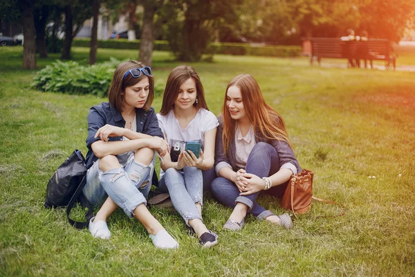 Tre vackra flickor på promenad — Stockfoto