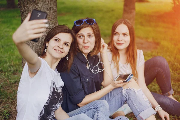 Drie mooie meisjes op wandeling — Stockfoto