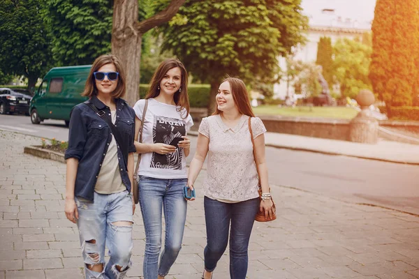 Drie mooie meisjes op wandeling — Stockfoto