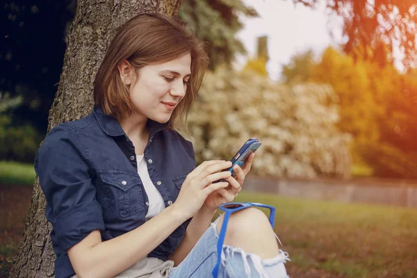 yolda üç güzel kız