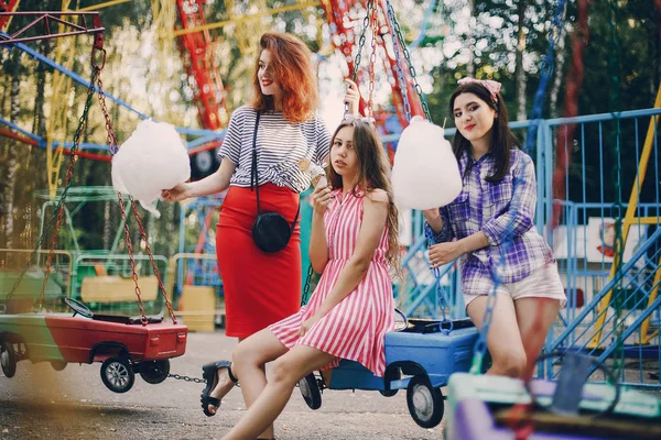 Tres chicas en un paseo —  Fotos de Stock