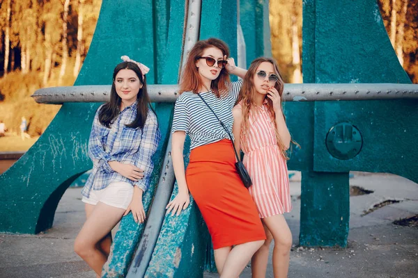 Tres chicas en un paseo — Foto de Stock