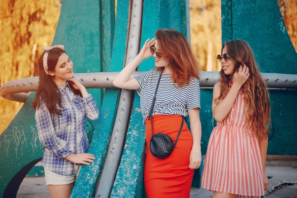 Tres chicas en un paseo —  Fotos de Stock