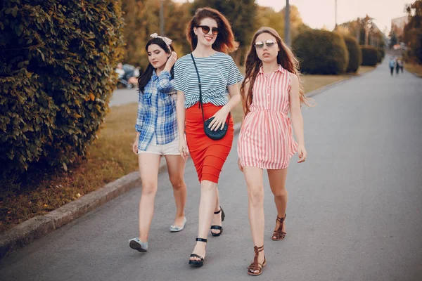 Tres chicas en un paseo —  Fotos de Stock