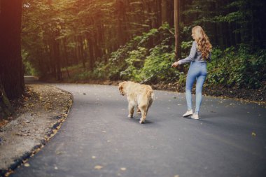 açık havada Köpeğiyle yürüyen Çift