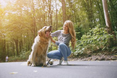 açık havada Köpeğiyle yürüyen Çift