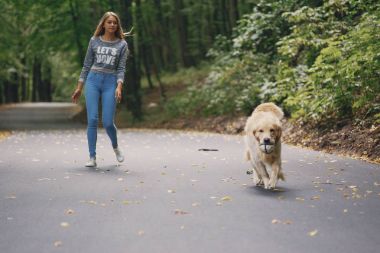 açık havada Köpeğiyle yürüyen Çift