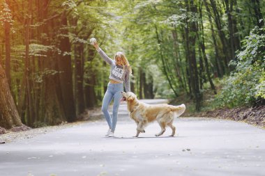 açık havada Köpeğiyle yürüyen Çift