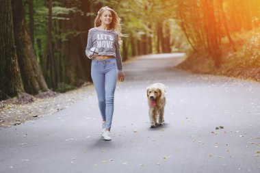 açık havada Köpeğiyle yürüyen Çift