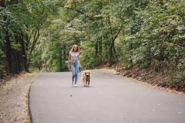 açık havada Köpeğiyle yürüyen Çift