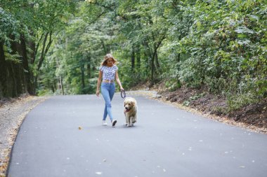 açık havada Köpeğiyle yürüyen Çift