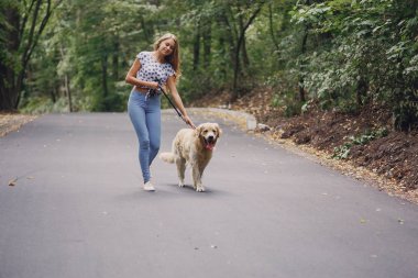 açık havada Köpeğiyle yürüyen Çift