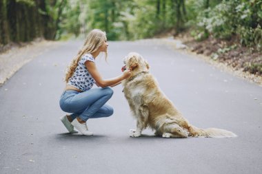 açık havada Köpeğiyle yürüyen Çift