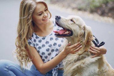 açık havada Köpeğiyle yürüyen Çift
